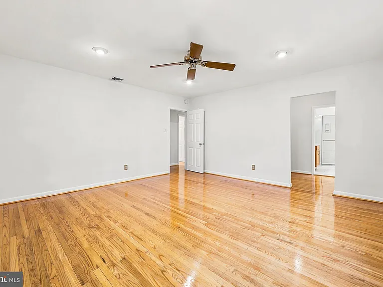 412 Yorkshire Rd — Photo 16