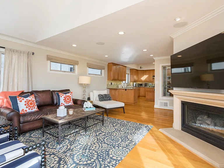 918 Monterey Blvd — Photo 7