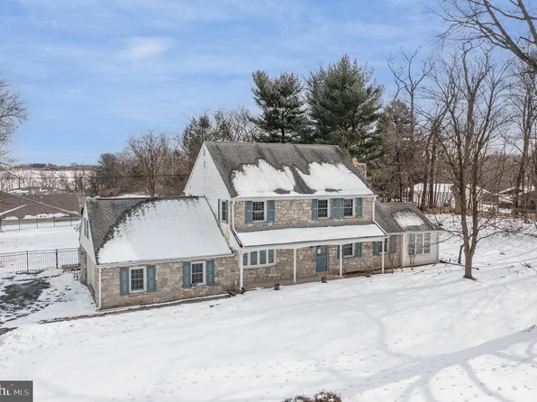 1169 Twin Lakes Dr, Harrisburg, PA 17111