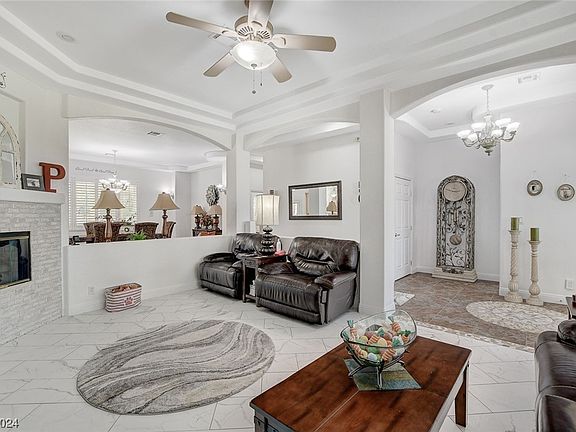 4th image of 211 E Country Club Dr