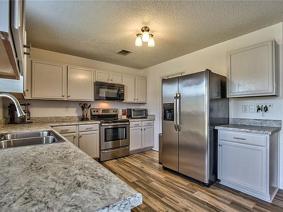 3rd image of 2512 Shady Grove Ln