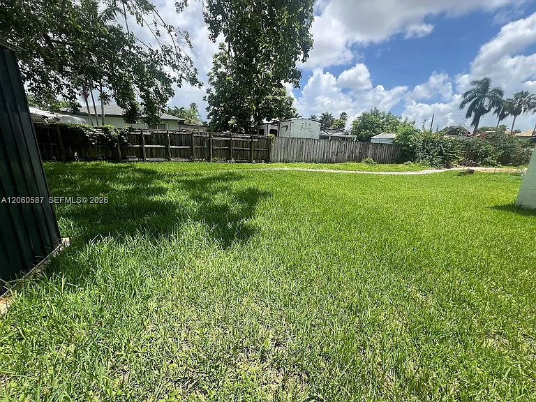 738 SW 9th St — Photo 2