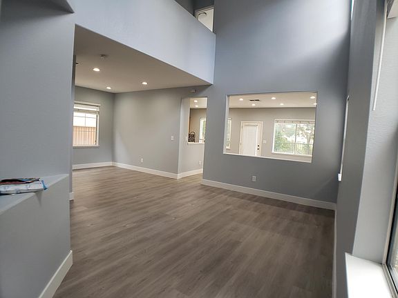 Entry to the living (high ceiling & lot of day light) and dining with recess lighting
