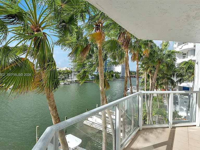 5900 Collins Ave #408 — Photo 2