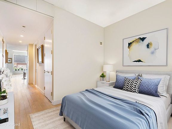2nd image of 75 Wall St APT 33D