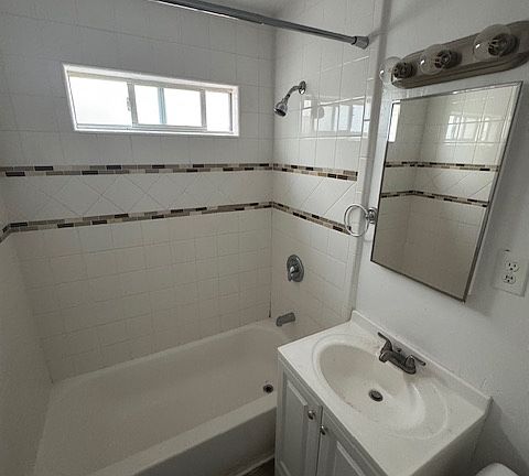 4th image of 320 7th St APT 4