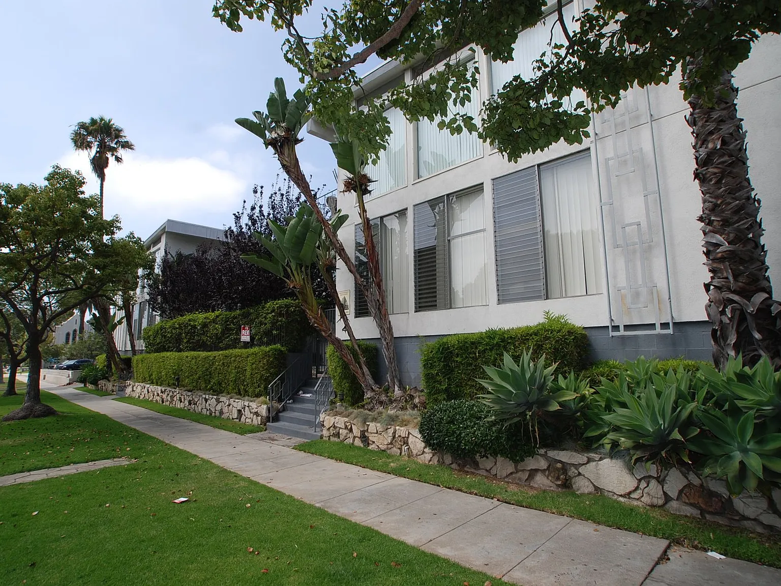 Washington Apartments...Prime Westside Location! CALL NOW! — Photo 2