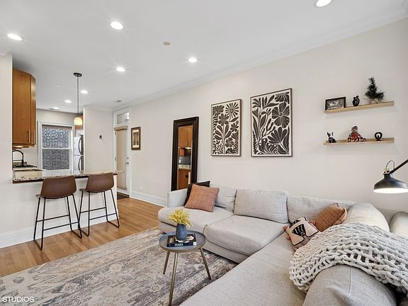 5th image of 1429 W Elmdale Ave APT 3B