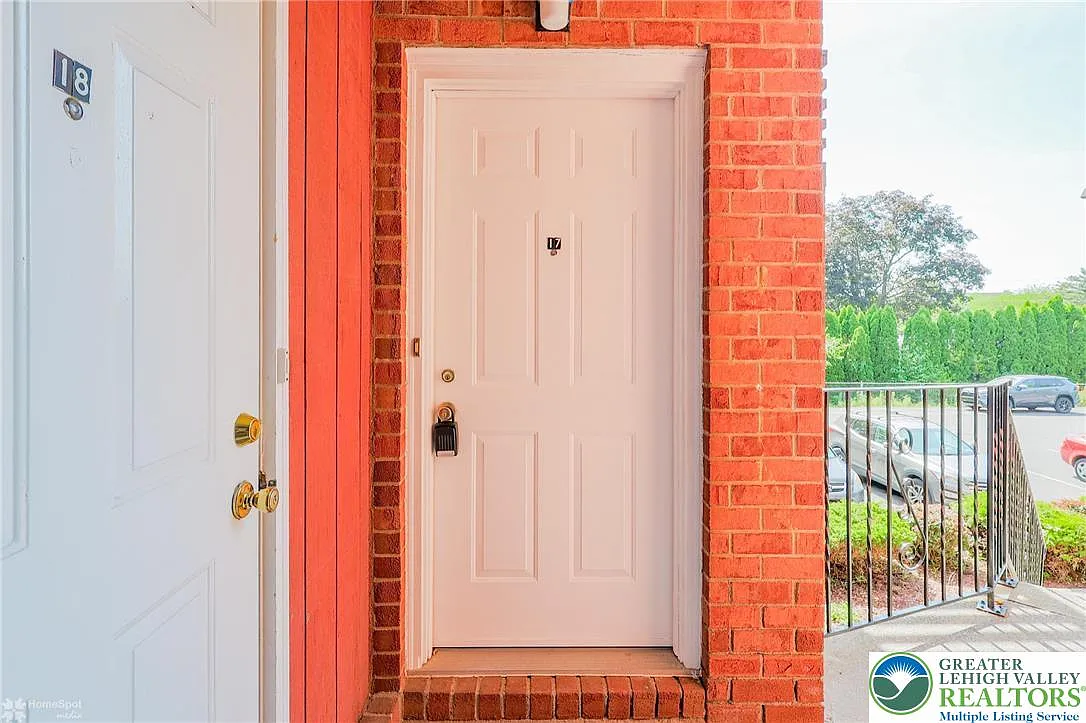 2 bed, 1.0 bath, 1057 sqft, $1,700 — Photo 3