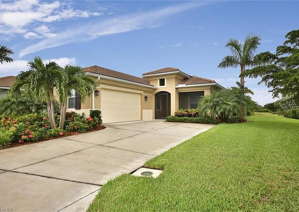 FRONT OF HOME W/ 2 CAR SIDE LOAD GARAGE