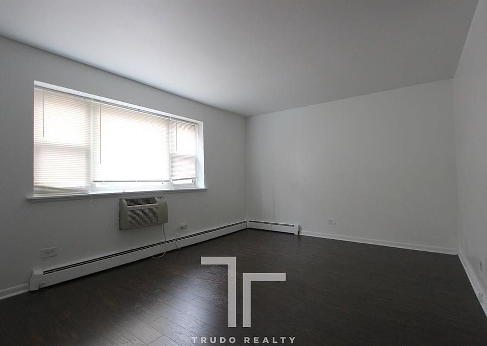 2nd image of 3161 N Cambridge Ave APT 513