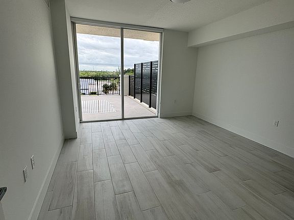 3rd image of 602 E Dania Bch #327