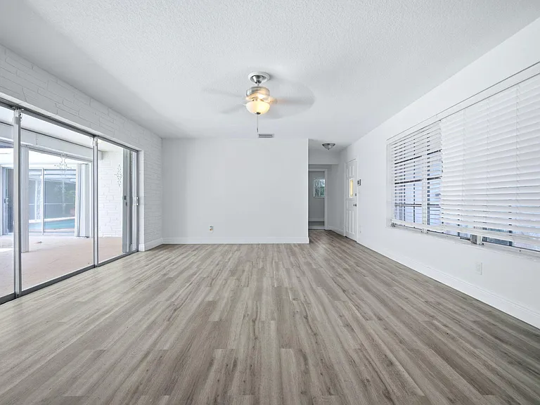 321 E Chaminade Dr — Photo 25