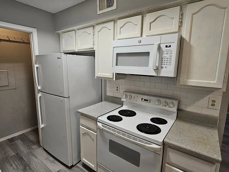 3209 Norwalk Ave #202 — Photo 15