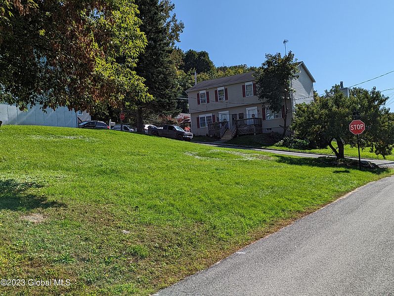 3rd image of 552 Washington St