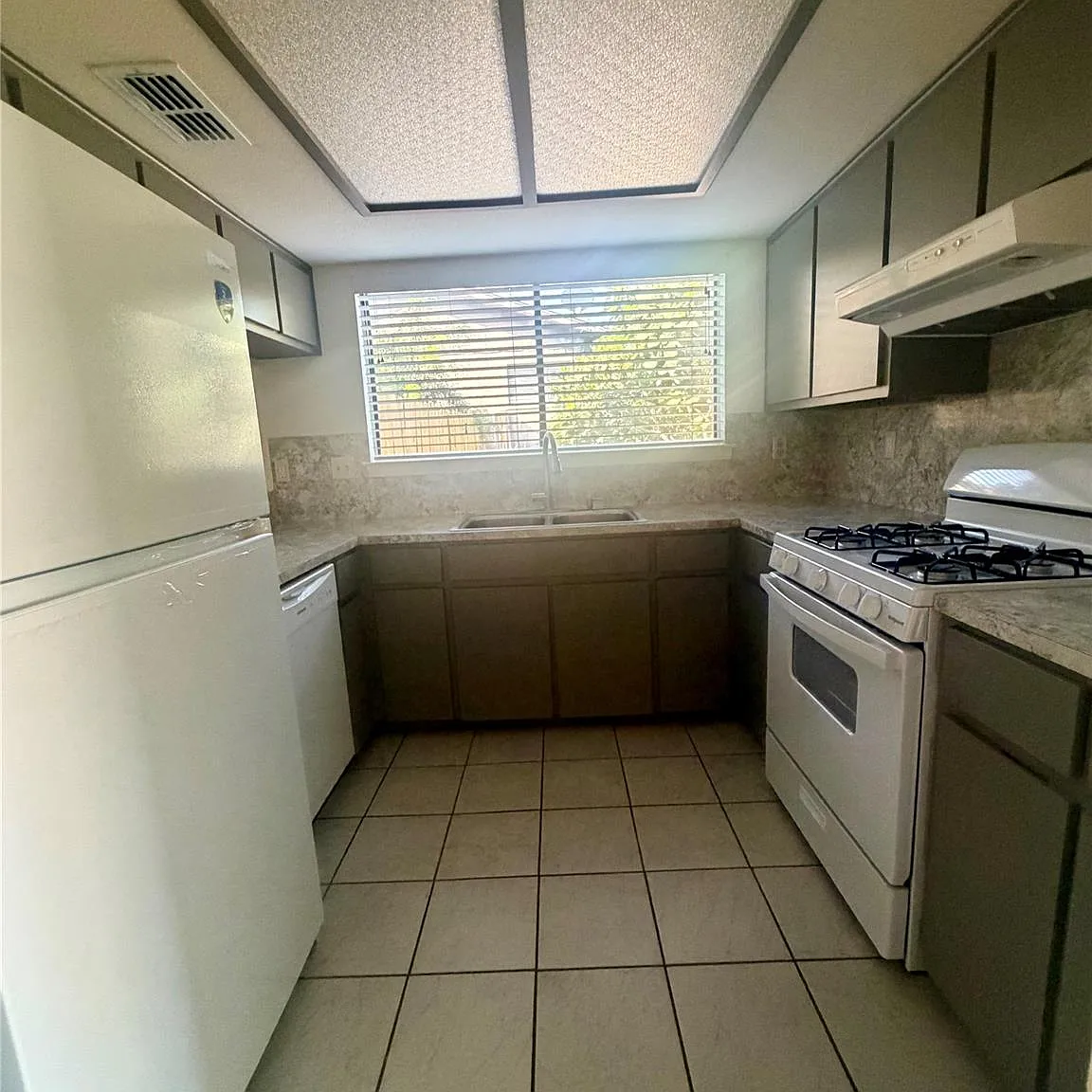 2 bed, 1.5 bath, 1884 sqft, $1,550 — Photo 3