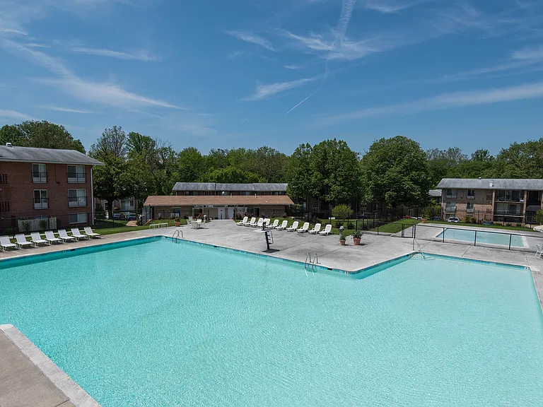 Hampton Manor Apartments & Townhomes — Photo 14