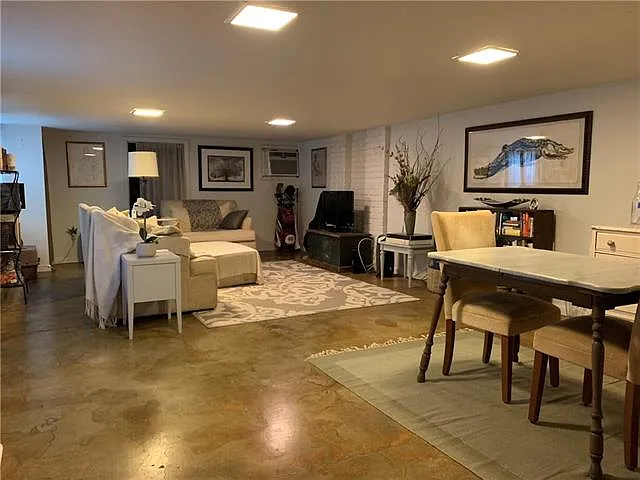2 bed, 1.0 bath, 900 sqft, $1,285 — Photo 1