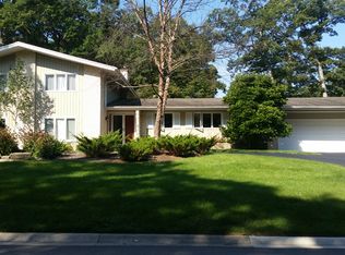 2 Kensington Dr, Lincolnshire, IL
