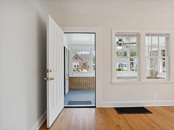4th image of 921 E Irvington Ave