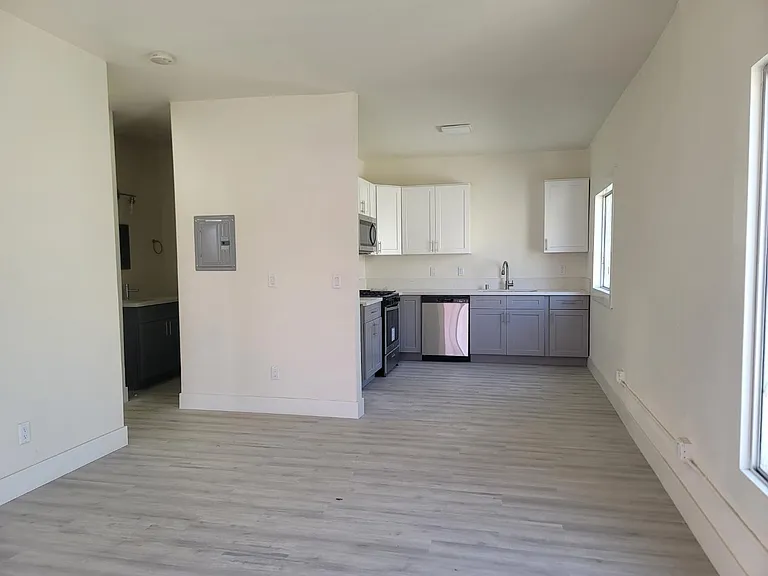 721 Pine Ave — Photo 4