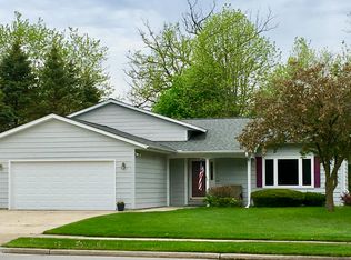 1119 Edgewood Rd, Kewaskum, WI 53040