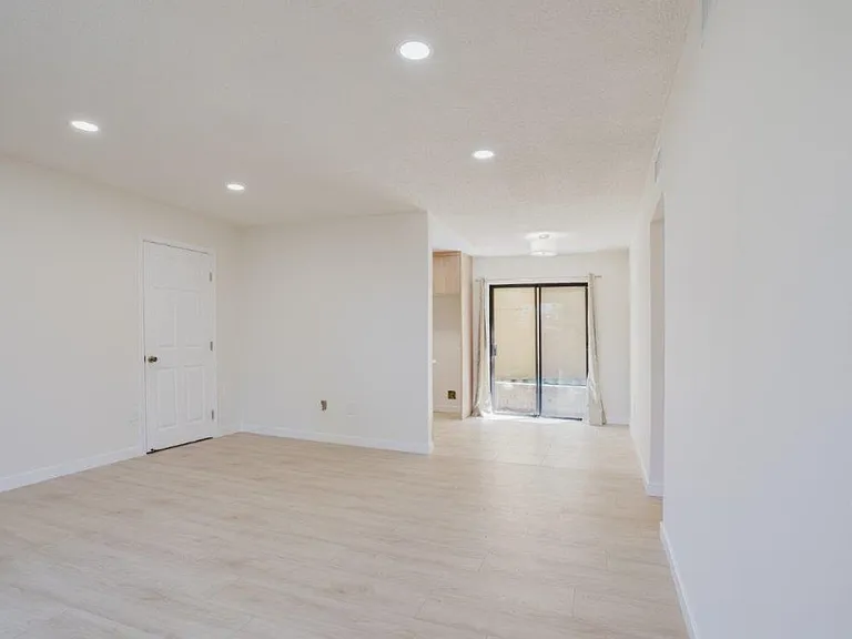 914 E Elk Ave #3 — Photo 11