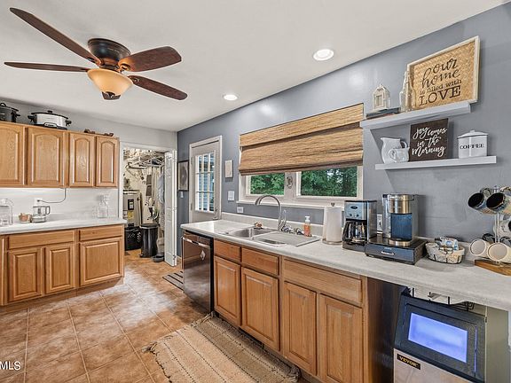 3rd image of 829 Alma Ln