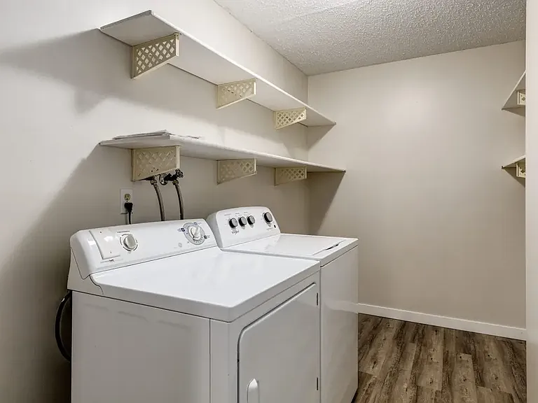 640 Robert St E — Photo 8