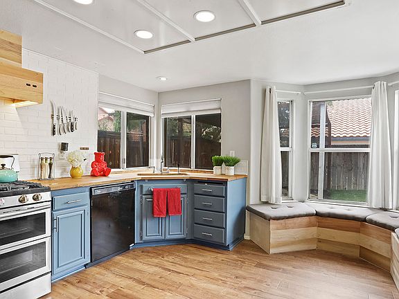 Breakfast nook w/seating
