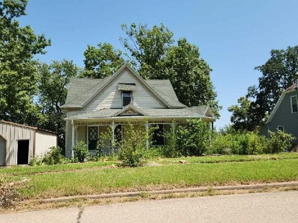805 Cherokee St, Oskaloosa, KS 66066