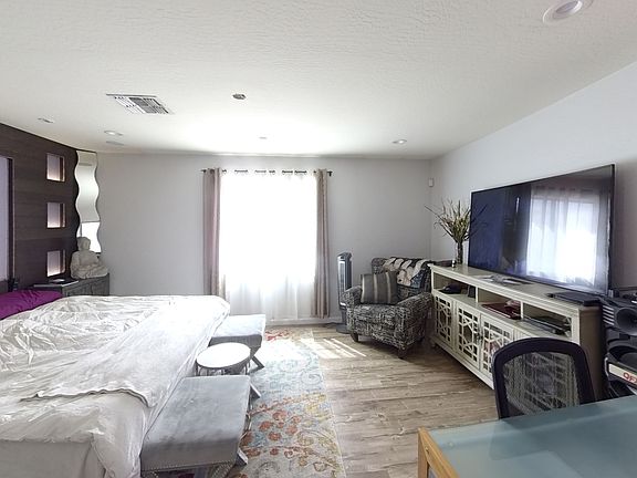 3rd image of 8027 W Pioneer St