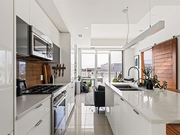 4th image of 1020 S 9th Ave SE #705