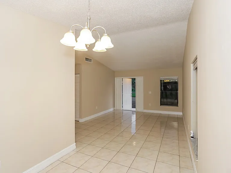 4205 SW 137th Ct — Photo 6