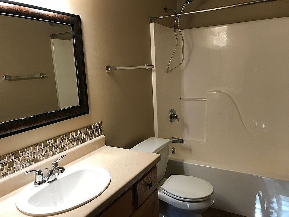 Main bathroom 