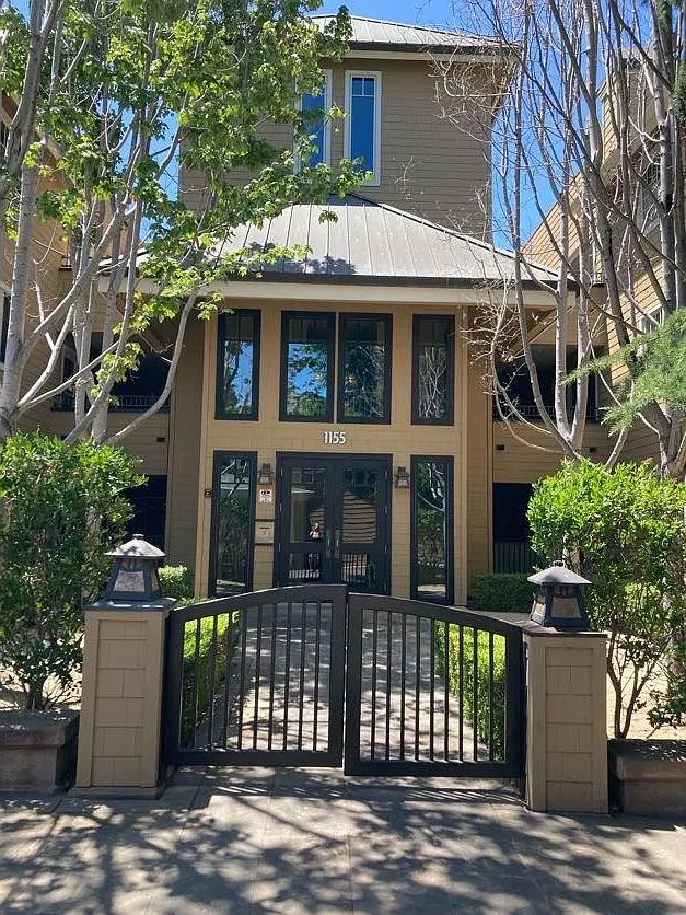 3 bed, 1340 sqft, $5,950 — Photo 1