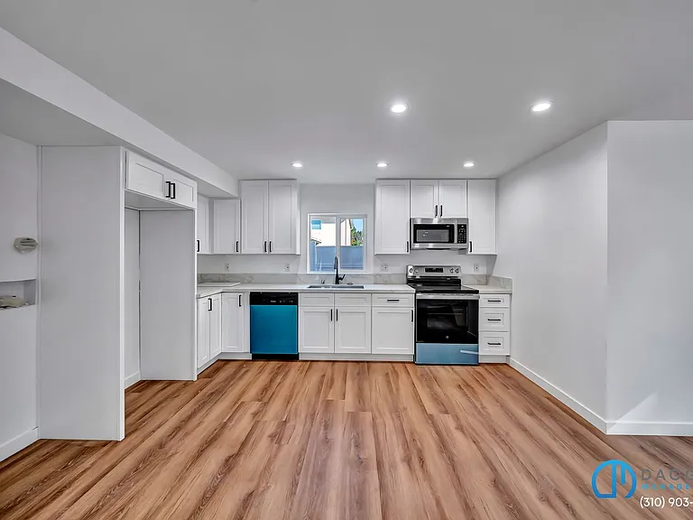 11845 Hamlin St — Photo 5