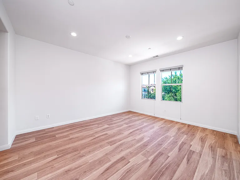 2533 Almeria Ln — Photo 15