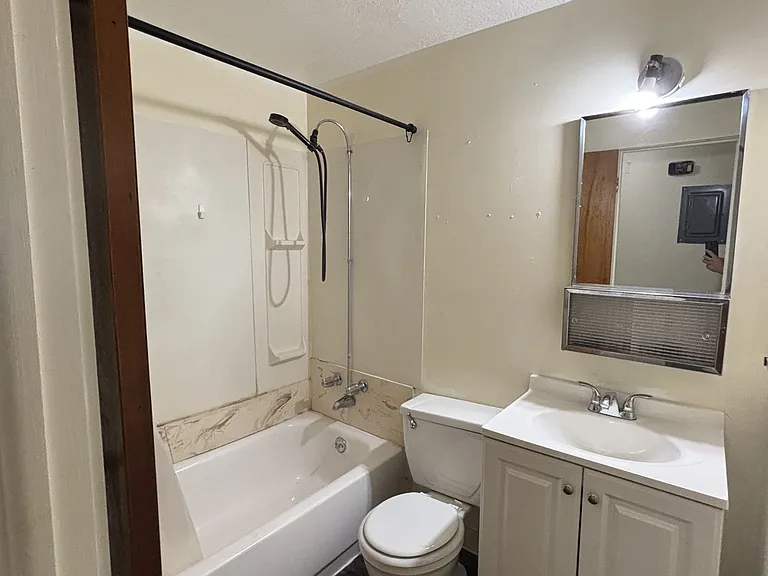 486 Whittier St #11 — Photo 6