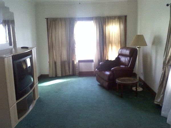 Living room w/bay window