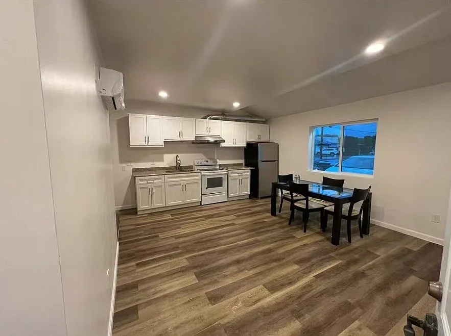 2 bed, 800 sqft, $2,500 — Photo 3