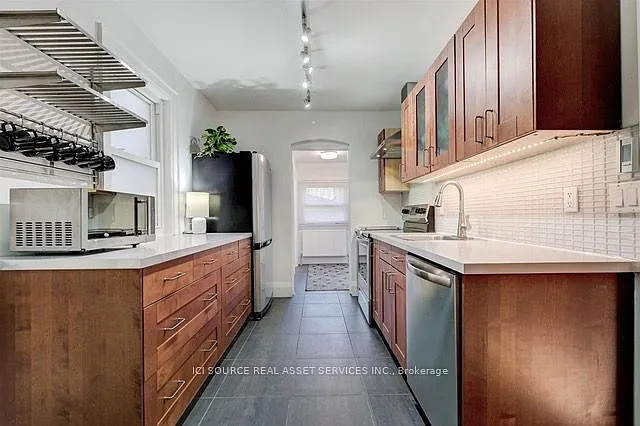 176 Pendrith St — Photo 5