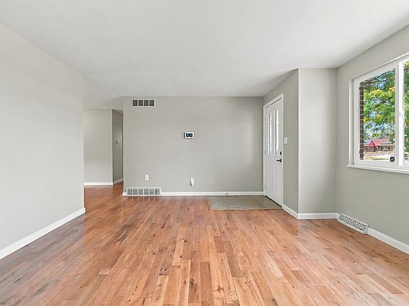 5th image of 651 S Quentin St