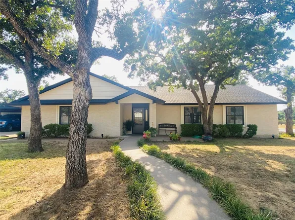 104 Brad St, Jacksboro, TX 76458