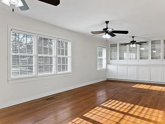 5th image of 2206 White Oak Dr