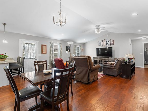 5th image of 211 Oakwood Cir NE