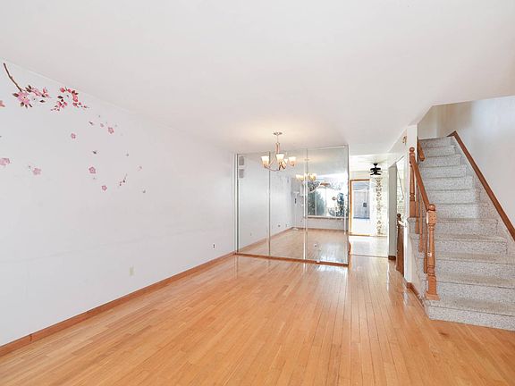 3rd image of 19 Westport Ln