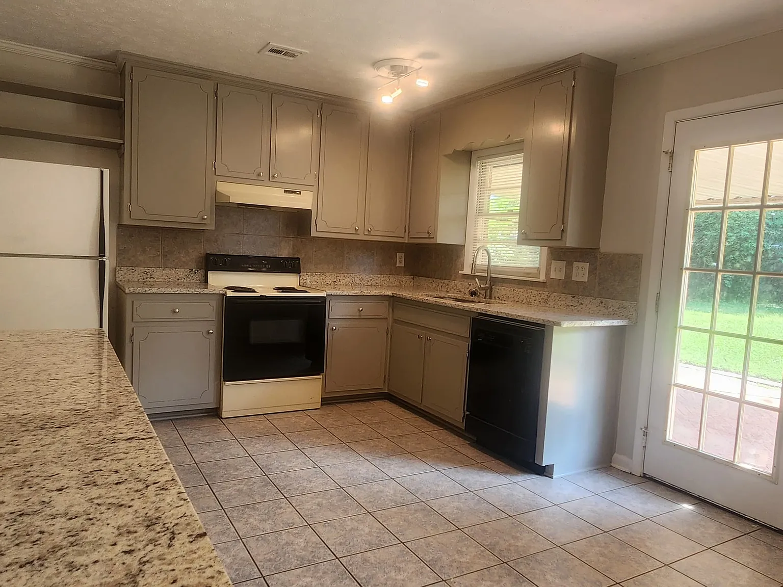 3 bed, 1179 sqft, $1,395 — Photo 4