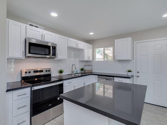 4th image of 2120 E Parkway Dr