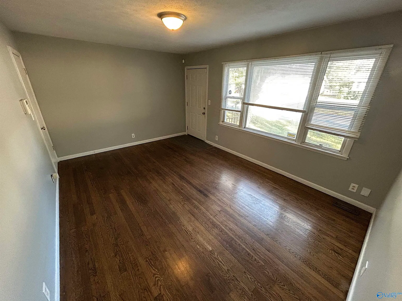 3 bed, 1.5 bath, 1275 sqft, $1,275 — Photo 3